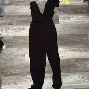 Black lulus jumpsuit. Has pockets!